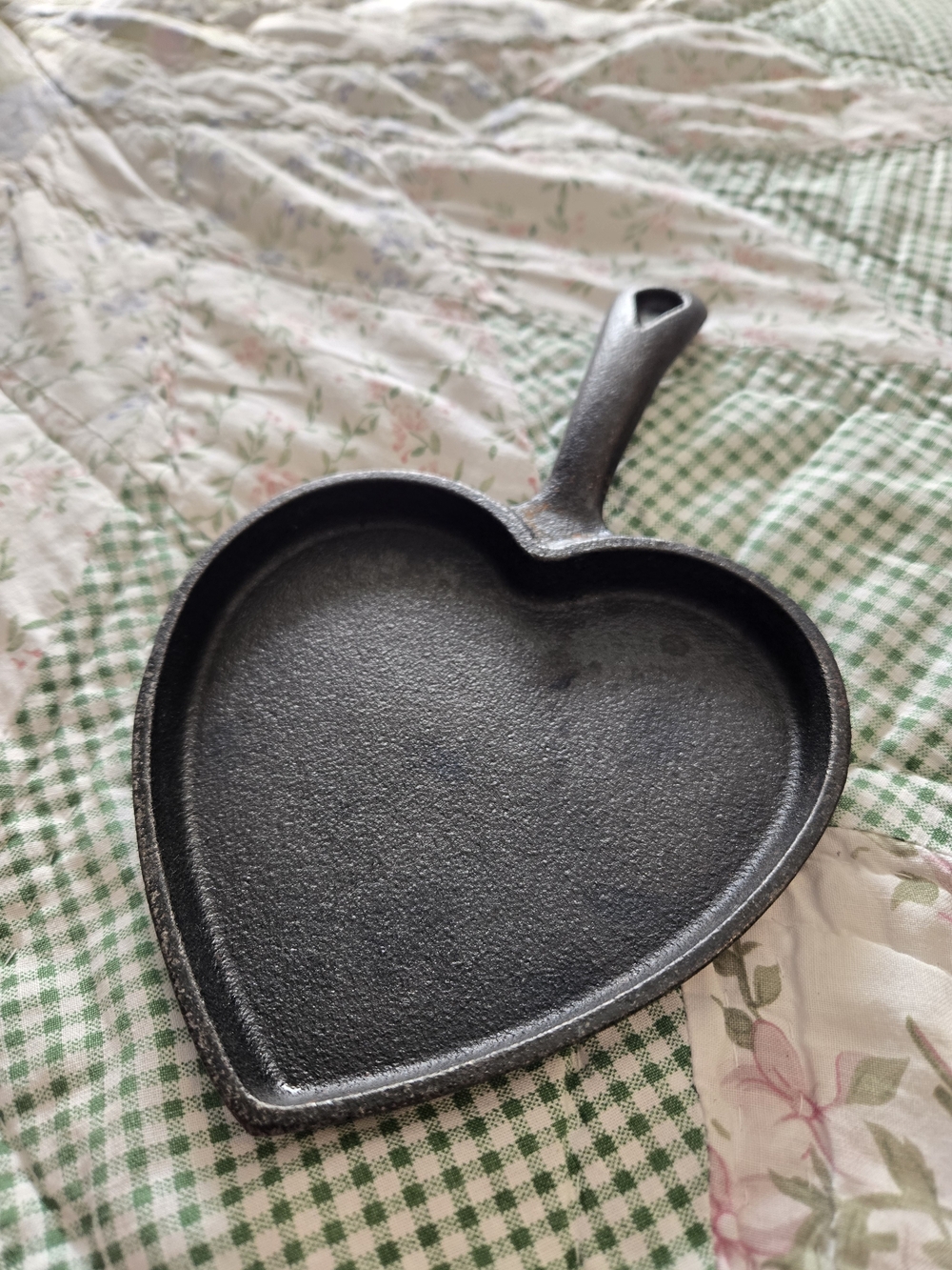 Cast Iron Heart-Shaped Skillet Pan - Black